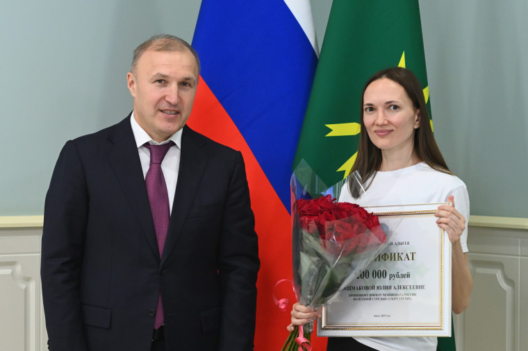 Мурат Кумпилов вручил премии ведущим спортсменам и тренерам республики.