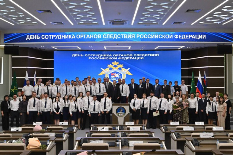 Был рад поздравить с профессиональным праздником сотрудников республиканского Следственного управления Следственного комитета РФ и ветеранов органов следствия.