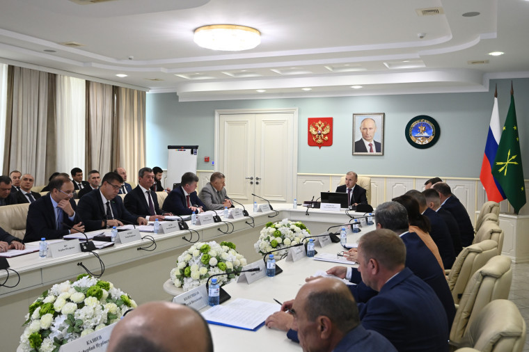 Глава Адыгеи поставил задачи по завершению уборки озимых зерновых.